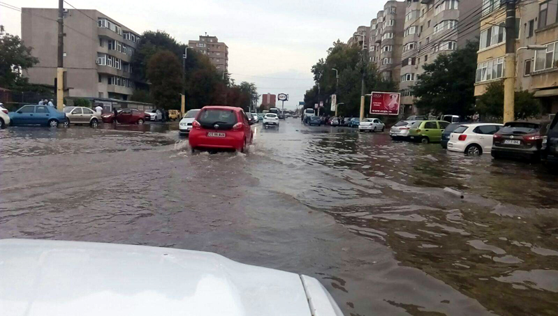 Ploi şi inundaţii în judeţul Constanţa. Militarii au intervenit de urgenţă