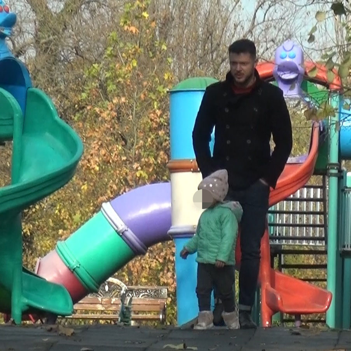 Victor Slav, în parc, cu fiica sa