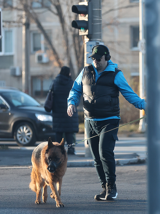 Șerban Huidu ascultă muzică, în timp ce se îndreaptă, cu patrupedul, către casă (Foto: CANCAN.RO)