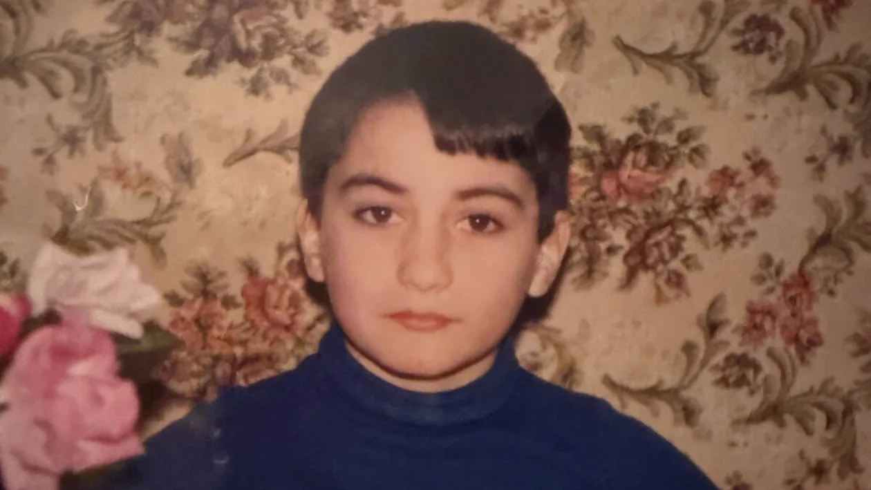 Recunoști cine este vedeta controversată din imagine? Este un milionar al României: „Tot de nota 10 am rămas”