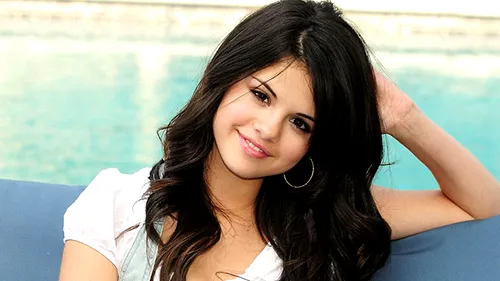 Selena Gomez e plină de vergeturi! Imaginile pe care le-ar dori sterse de pe internet! Cum a fost fotografiată la plajă