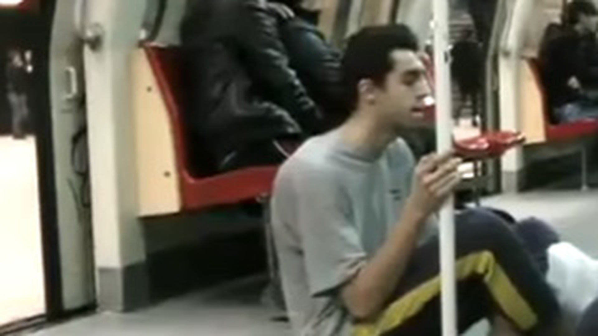 VIDEO Cand dai bani cersetorilor, stii pe cine platesti? Vezi aici cum poti fi pacalit!