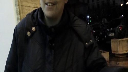 Ioana Tufaru a pus ochii pe Florin Salam. L-a asteptat trei ore in frig si ploaie, dar nu ca sa ii ceara un autograf!