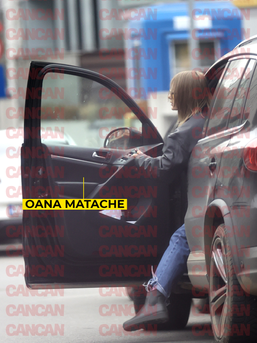 Oana a coborât din mașină / (Sursa: CANCAN.RO)