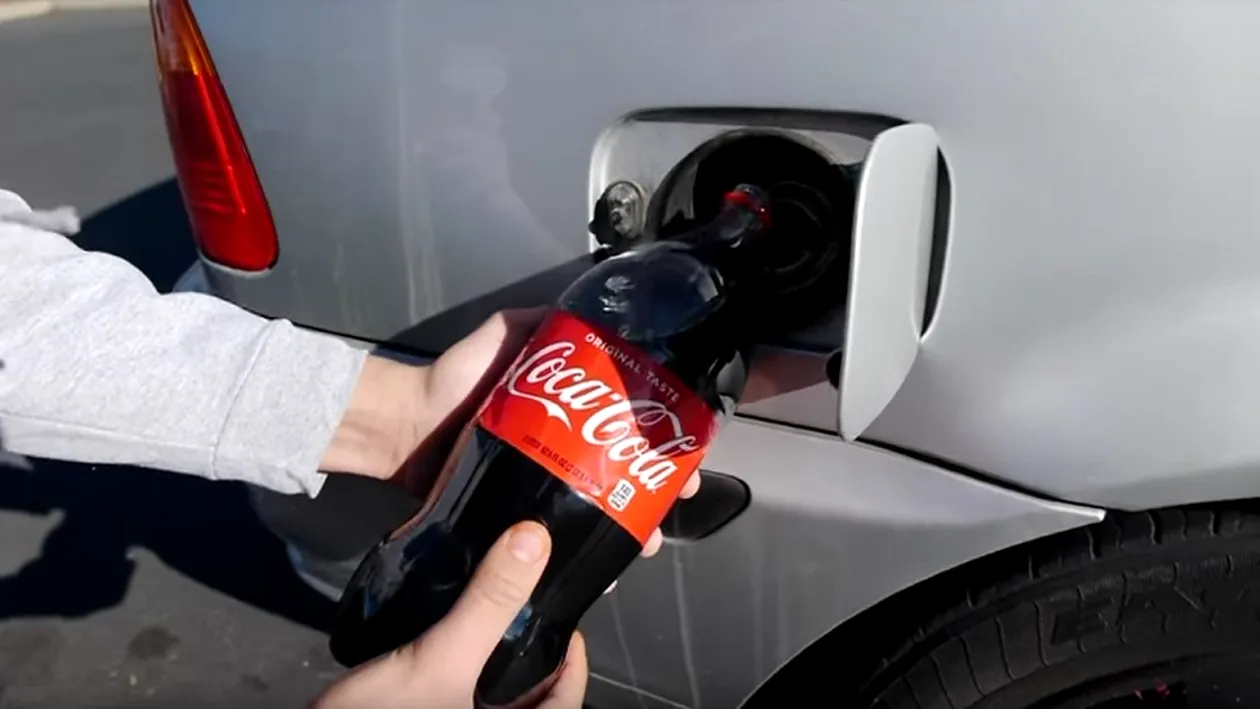 VIDEO /  A turnat doi litri de Coca-Cola în rezervorul maşinii, apoi s-a urcat la volan. Ce-a urmat: Aceasta e următoarea alternativă în locul benzinei