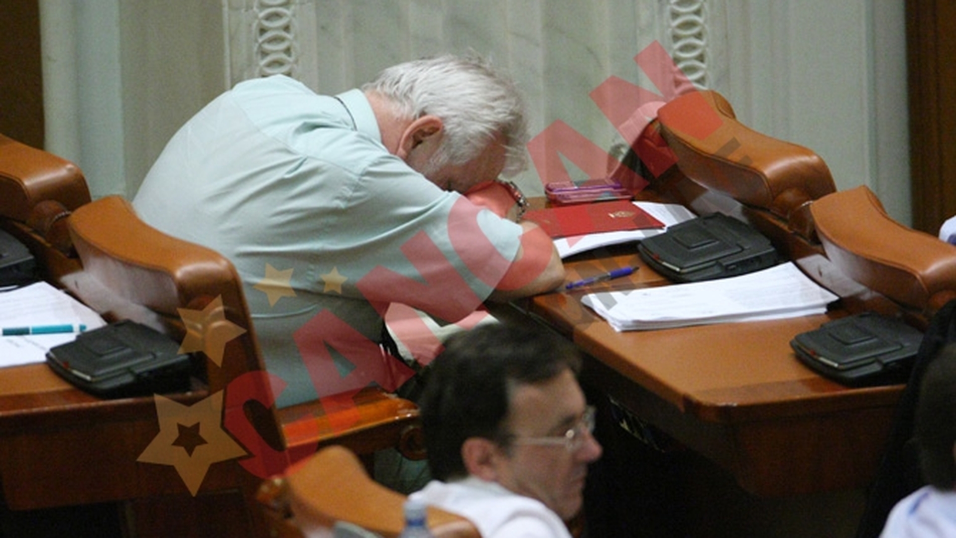 Parlamentarii, dependenti de net