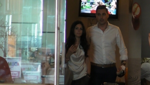 Ciucu isi croieste motive de gelozie in casnicie!? Fotografiat la o cafenea cu o bruneta. Si ce s-au mai distrat!
