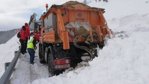 VIDEO. Avalanșă puternică în zona Dichiu-Sinaia. Un drum județean a fost blocat mai multe ore