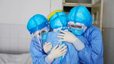 Un colectiv de medici şi o fabrică de textile din România au început să fabrice echipamente de protecţie împotriva COVID-19