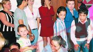 Copiii din orfelinatele din Romania, vanduti pe 3.000 de euro traficantilor de persoane italieni