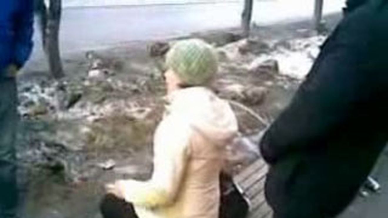 Doamne ce cretini! Nenorocitii astia se filmeaza in timp ce urineaza pe o femeie care astepta autobuzul in statie - Ea nu banuieste nimic dar e uda fleasca