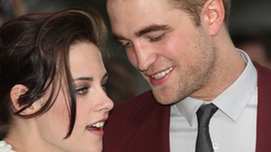 Robert Pattinson a sorbit-o din priviri pe Kristen Stewart!