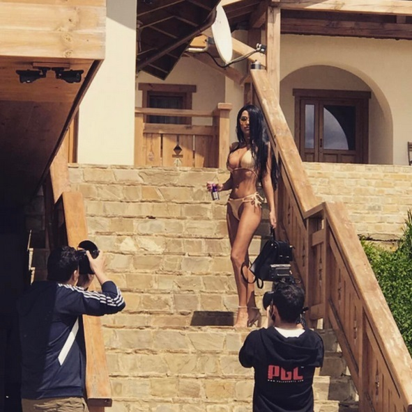 Daniela Crudu se distrează copios la filmări, după ce l-a pus pe ”HOLD” pe Capatos