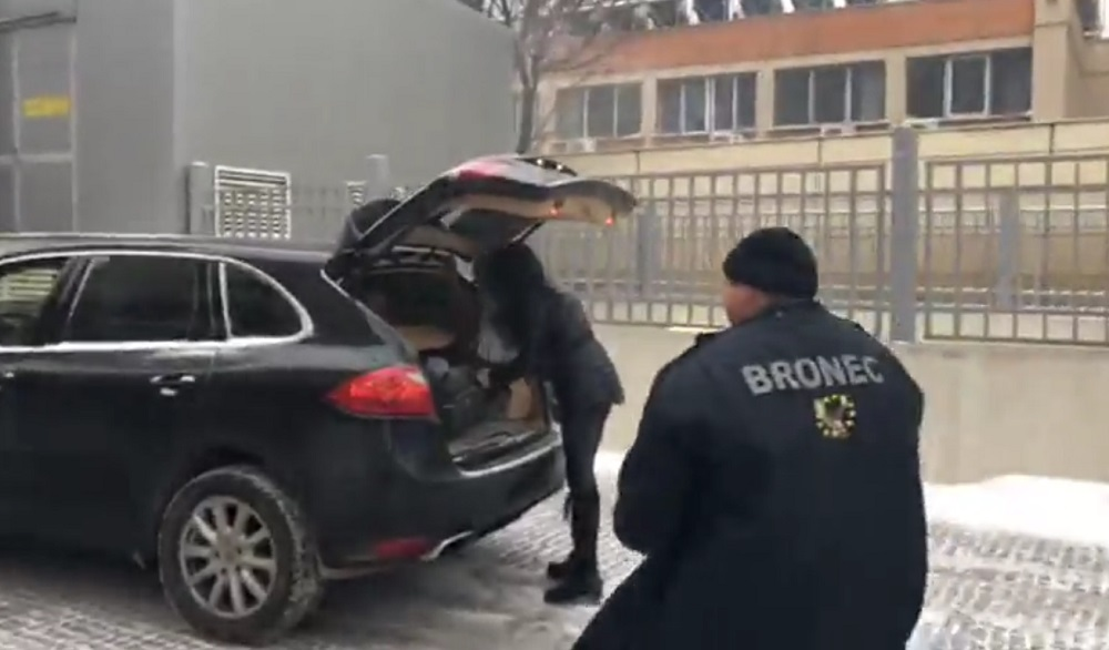 FOTO / Bianca Drăgușanu a oprit mașina și a început să țipe în plină stradă: „Taci, nu mai spune nimic, sper că Victor doarme”. Ce a pățit vedeta