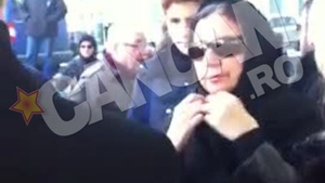 Magda Catone a venit cu ochelari negri şi fularul pe cap la dezvelirea stelei lui Şerban Ionescu de pe Aleea Celebrităţilor