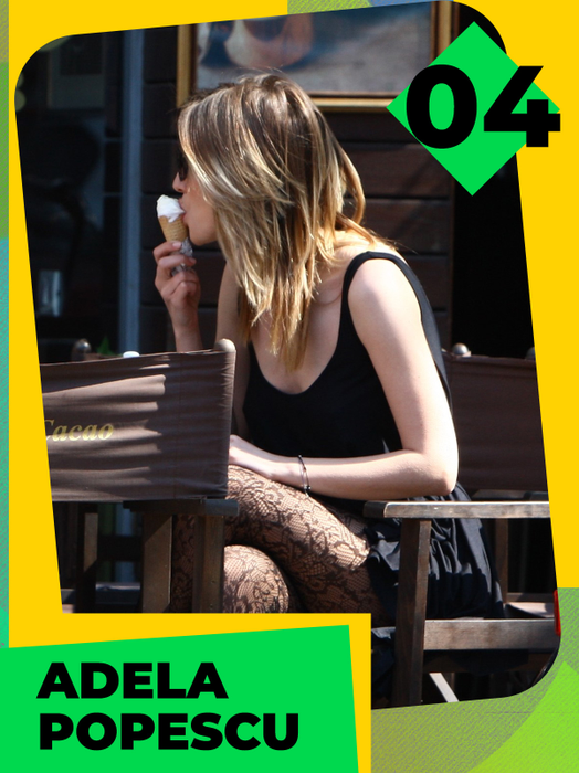 TOP 30 sexy vedete care au făcut show cu frișcă și cu înghețată! Antonia, Delia și Babs nu s-au putut abține! Avem 100 de fotografii de colecție!