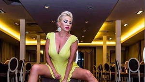 Am filmat-o pe ROCSANA MARCU, la manichiură! Ce făcea "matinala" de la Antenă cu o singură mână