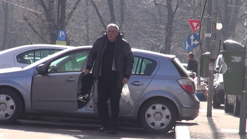 Horia Moculescu locuieste intr-un bloc ca vai de el si e luat la rost de taximetristi, la scara! Vezi ce i-au reprosat!