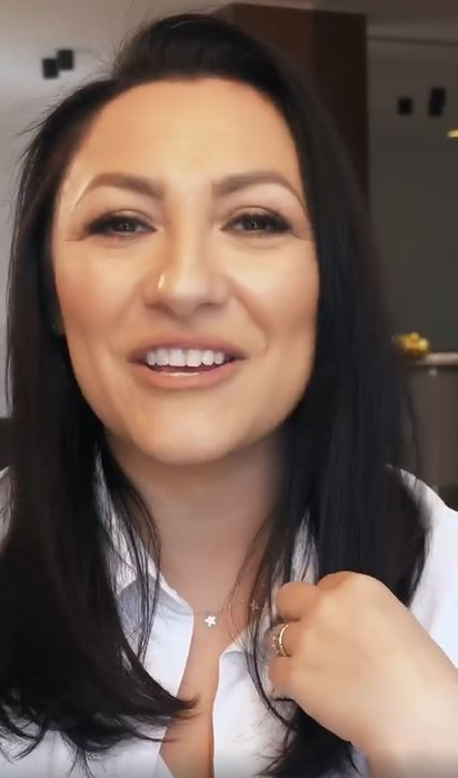 Andra, în ipostaze nemaivăzute până acum! S-a filmat în timp ce se vopsește singură acasă. Ce s-a întâmplat după ce și-a aplicat vopseaua pe păr