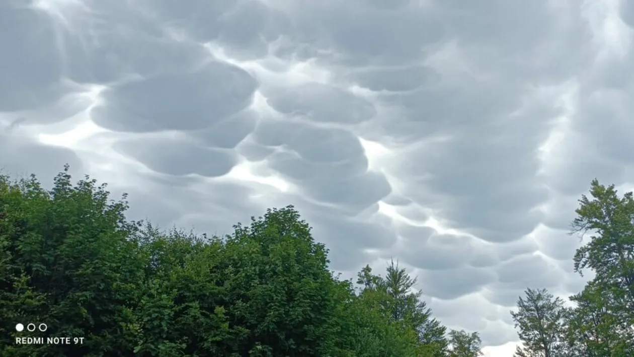 Ce a apărut pe cer, în Baia Mare. Localnicii au rămas mască și au fotografiat imediat fenomenul straniu
