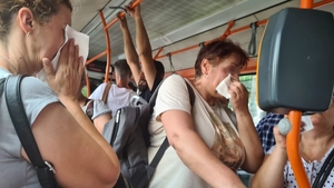 Întâmplare halucinantă în plină caniculă, în București. Șoferul autobuzului 381 a pornit încălzirea, în locul aerului condiționat. Cum a reacționat când pasagerii l-au atenționat