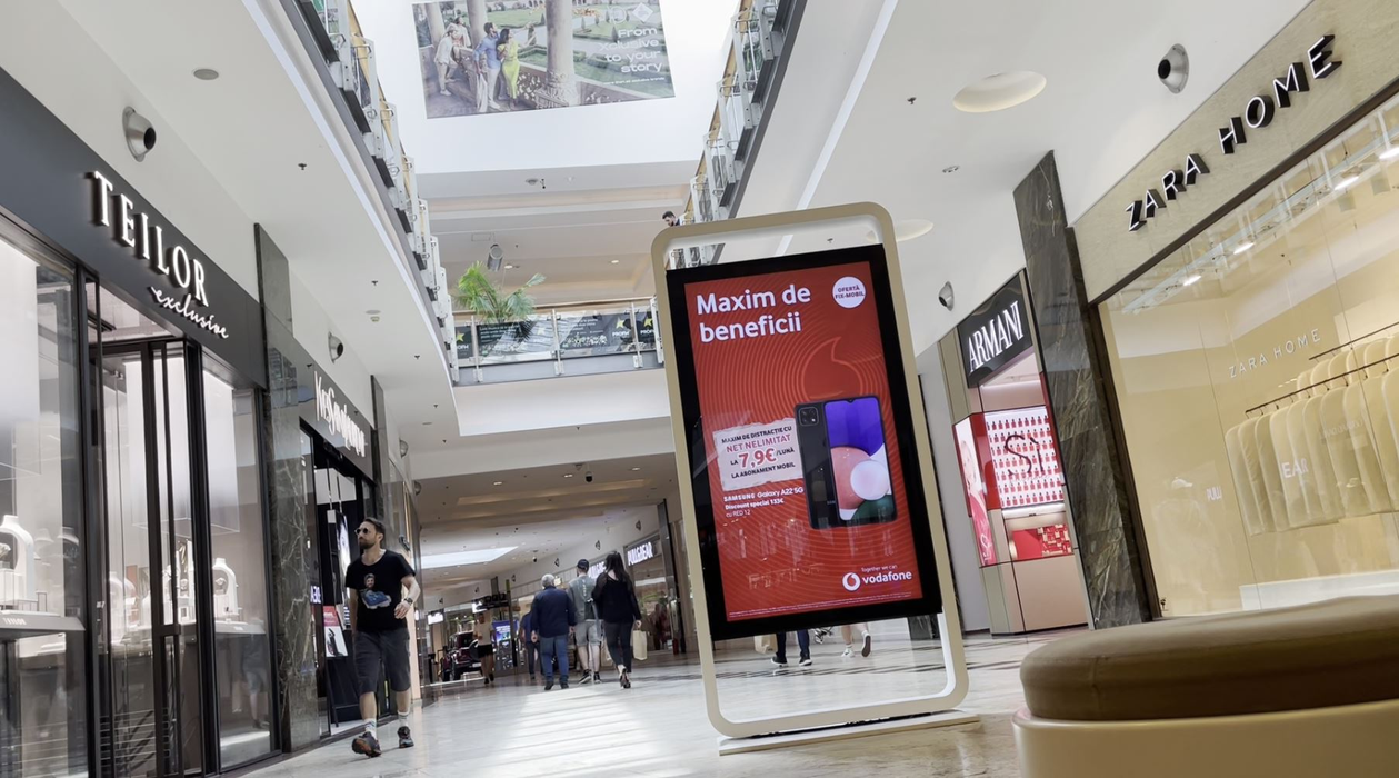 Dani Oțil caută oportunități de "investiții" la mall (Foto: CANCAN.RO)