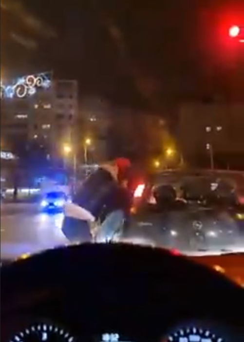 Doi șoferi din Iași s-au bătut în trafic ca-n ringul de box. Imaginile violente au fost filmate de un martor | FOTO