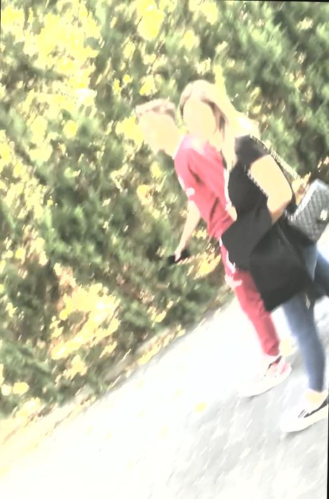 Alin și iubita lui se plimbă prin parcul Herăstrău