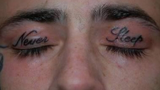 Noua moda a americanilor: tatuarea pe pleoape! Ochii care nu dorm niciodata!