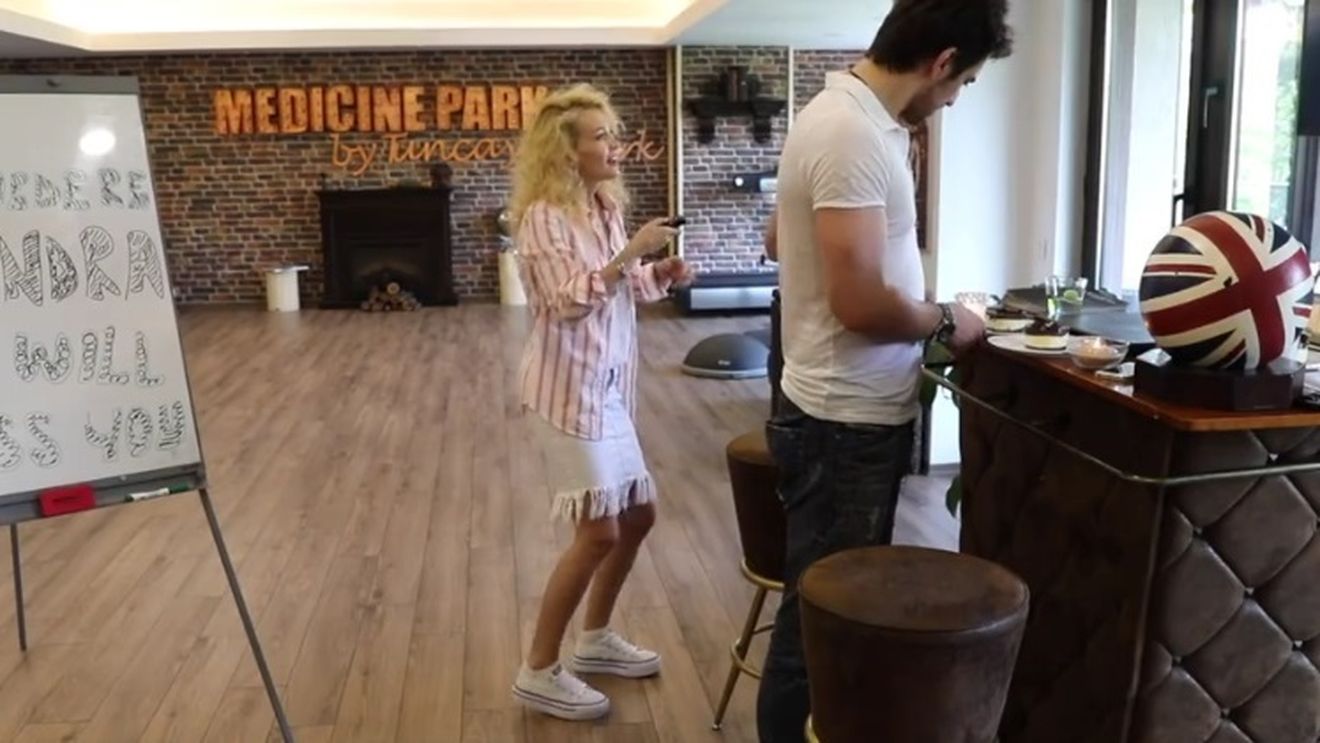 Tuncay Ozturk s-a filmat în timp ce flirta cu Sandra! Ea îl părăseşte pentru logodnic, dar fostul soţ al Andreei Marin nu încetează să o surprindă