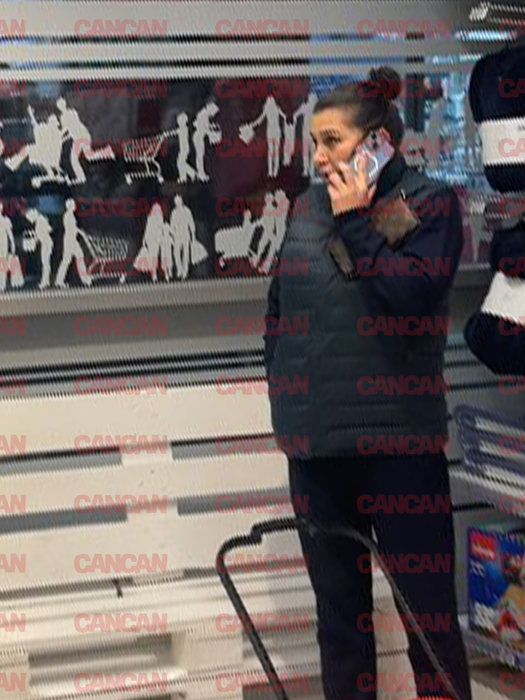 Elena Băsescu vorbește la telefon în timpul sesiunii de shopping