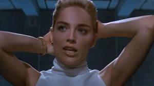 Dezvăluiri uluitoare despre cea mai cunoscută scenă erotică din anii 90. Sharon Stone: „Am fost păcălită să renunț la lenjeria intimă în Basic Instinct”. VIDEO