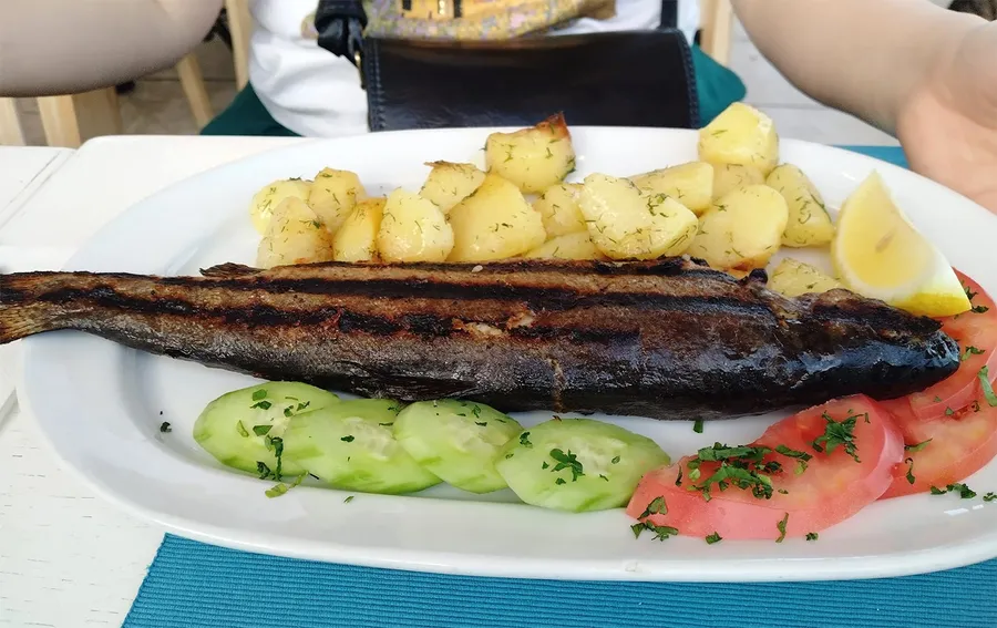 Cei doi români s-au înfruptat din preparate delicioase, în Balcic / Sursă foto: Facebook 