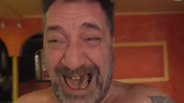 Este casatorit, dar s-a pozat cu o sirianca in camera de hotel! Vezi ce a facut Nelson Mondialu cand femeia s-a dezbracat