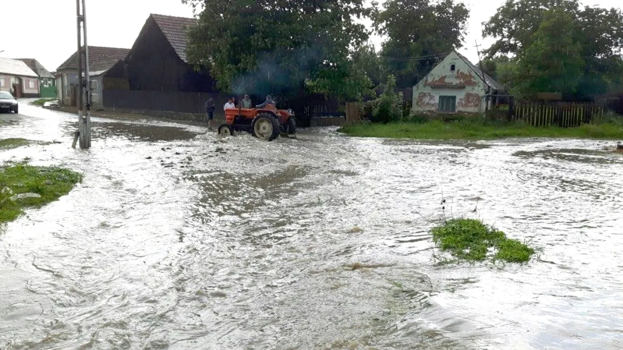 Cod portocaliu de inundații pe râuri din Gorj și Hunedoara