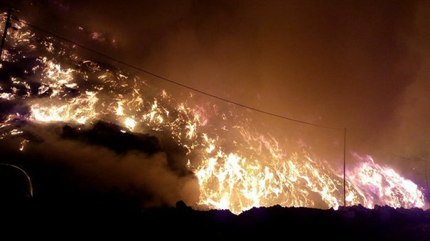 Incendiu violent în Cluj. Focul arde pe 1.000 de metri pătraţi