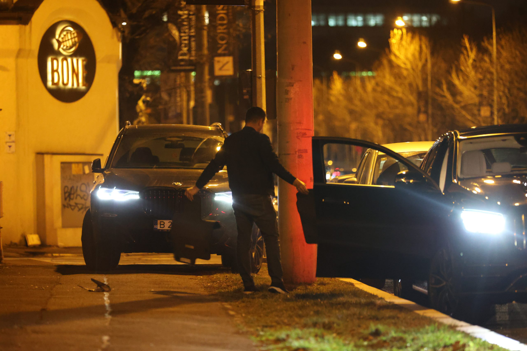 Șoferul lui Bădălău face curat în mașină (Foto: CANCAN.RO)