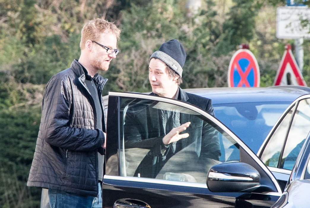 Keanu Reeves surprins în timp ce iese din hotelul său și dă autografe fanilor ( foto Profimedia )