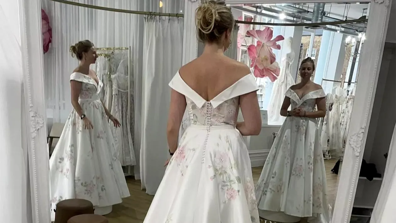 Această femeie a probat o rochie de mireasă în fața oglinzii, dar un detaliu a bulversat-o. Ce a văzut