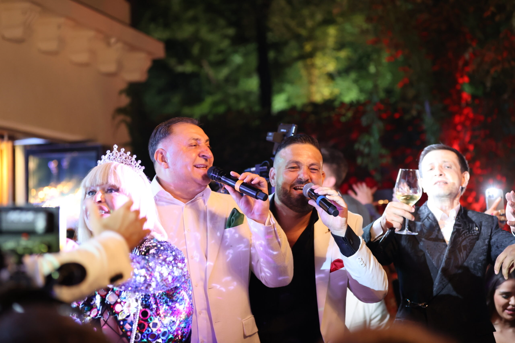 Artiști de top cântă pe mese / (Sursa: CANCAN.RO)