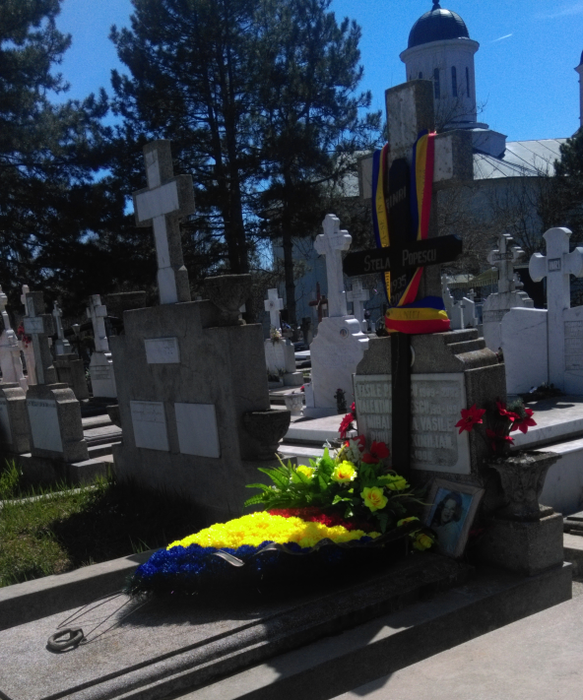 La mormântul Stelei Popescu este o coroană de flori, împreună cu steagul țării noastre, venite chiar de la președintele României, Klaus Iohannis