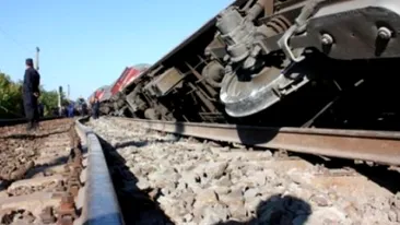 Un tren a deraiat, iar unul dintre vagoane a pus la pământ o casă! Câţi oameni şi-au pierdut viaţa