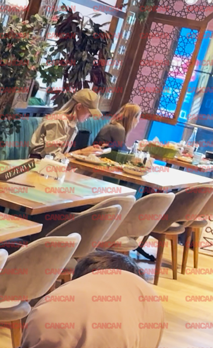 Gabriela Oțil ia masa singură la o trattoria