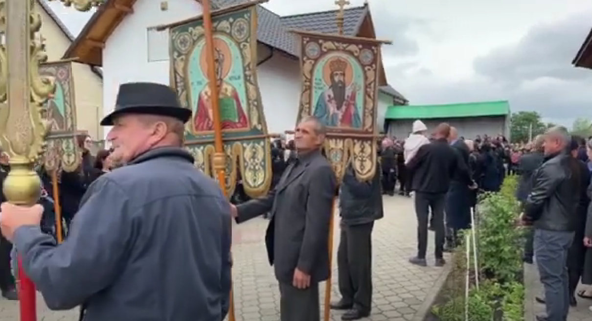 Ancuța și Costel Lăzărescu, împreună cu cei 2 copilași ai lor, au fost conduși pe ultimul drum de sute de oameni. Imaginile durerii!
