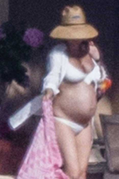 ** RIGHTS: WORLDWIDE EXCEPT IN GREECE ** Skiathos, GREECE  - *EXCLUSIVE*  - Kate Hudson shows off her large baby bump while enjoying her vacation with Danny Fujikawa and friends.

Pictured: Kate Hudson

BACKGRID USA 17 JUNE 2018 

BYLINE MUST READ: ISP / BACKGRID

USA: +1 310 798 9111 / usasales@backgrid.com

UK: +44 208 344 2007 / uksales@backgrid.com

*UK Clients - Pictures Containing Children
Please Pixelate Face Prior To Publication*