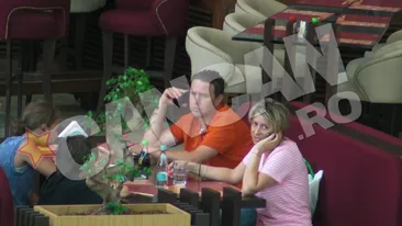 Prodanca, spectacol grotesc in public! I-a stors cosurile lui Reghe in timp ce copiii lor mancau… cu pofta