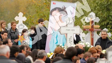 VIDEO Strigate de disperare la inmormantarea elevei cazute din tren. Tatal Elisei nu renunta pana cand nu afla cum a murit fata sa: Vreau sa se faca dreptate!