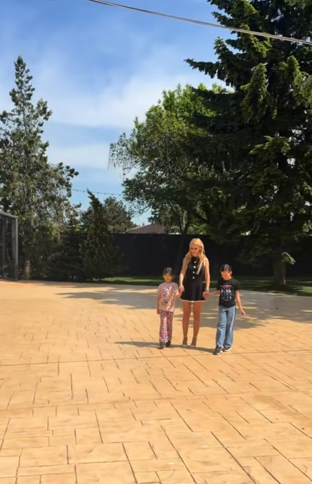Andreea Bălan îl ține pe Victor Cornea în sala de dans, înainte de nuntă! Repetiții intense pentru valsul mirilor
