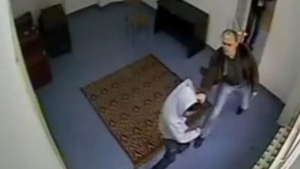 O minoră a fost bătută în sediul Poliţiei din Piatra Neamţ! Imaginile au ajuns pe internet! Fostul comisar şef, anchetat penal