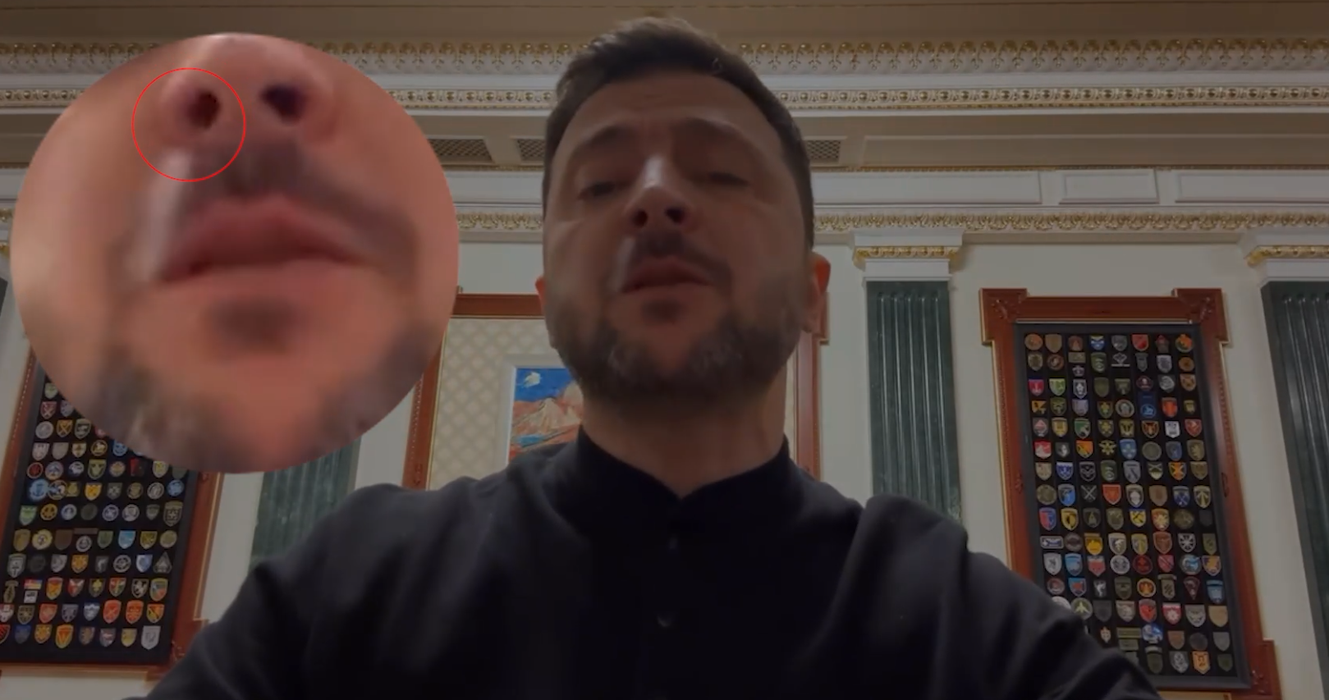 Moment bizar în timpul unui monolog oferit de Volodimir Zelensky. Ceva alb îi cade din nas, în timp ce vorbește